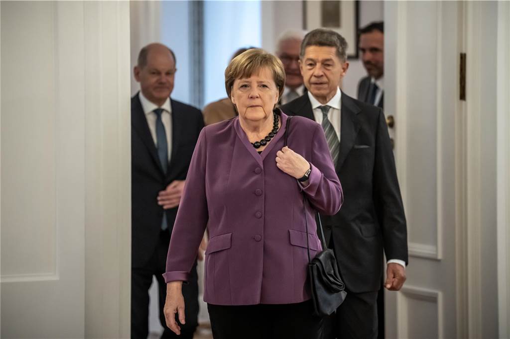 Steinmeier ehrt Merkel als „beispiellose Politikerin“ Angela Merkel, (CDU), ehemalige Bundeskanzlerin, kommt neben ihrem Mann Joachim Sauer und Bundeskanzler Olaf Scholz (SPD) ins Schloss Bellevue.