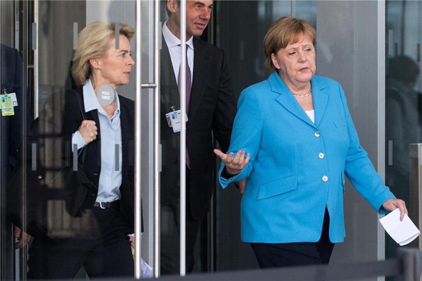 Merkel stellt Erhöhung der Verteidigungsausgaben in Aussicht Angela Merkel geht mit Verteidigungsministerin Ursula von der Leyen zu einem Pressestatement zum Abschluss des Gipfels. Foto: Bernd von Jutrczenka