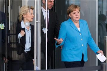 Angela Merkel geht mit Verteidigungsministerin Ursula von der Leyen zu einem Pressestatement zum Abschluss des Gipfels. Foto: Bernd von Jutrczenka