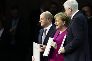 Angela Merkel, Horst Seehofer und Olaf Scholz bei der Unterzeichnung des Koalitionsvertrags. Foto: Kay Nietfeld/Archiv