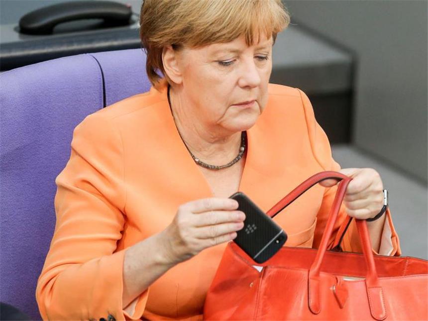 Deutsche Politiker nach #MacronLeaks: Wer ist der Nächste? Angela Merkel mit Smartphone: Die Veröffentlichung von - oft gefälschten - gehackten Dokumenten vor wichtigen Wahlen nimmt zu. Foto: Wolfgang Kumm