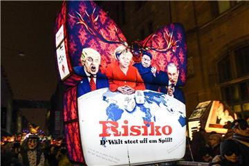 Angela Merkel spielt mit Donald Trump (l-r), Kim Jong Un und Wladimir Putin „Risiko“. Foto: Patrick Seeger
