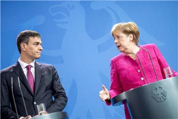 Angela Merkel und der spanische Regierungschef Pedro Sanchez sind in Berlin zu bilateralen Gesprächen zusammen gekommen. Foto: Michael Kappeler