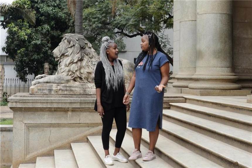 Angela Wachuka (l) und Wanjiru Koinange (r) vor der McMillan-Bibliothek im Stadtzentrum Nairobis. Foto: Gioia Forster