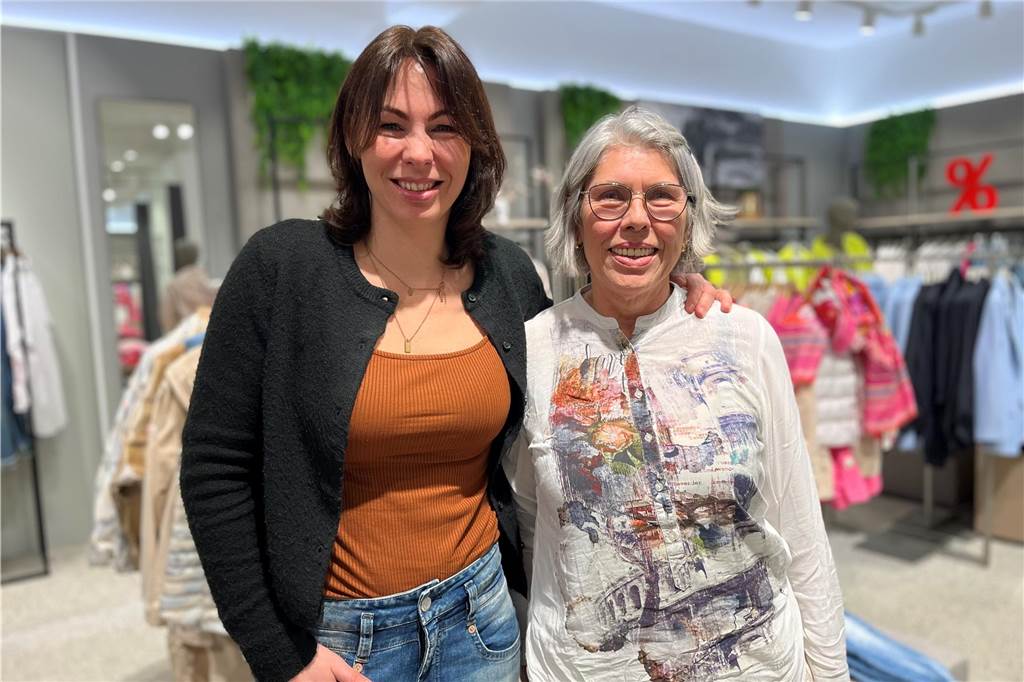 Private Shoppingtour nach Ladenschluss: „Das ist echt cool!“ Angelika Bomas mit ihrer Mama im Modehaus Heckmann.