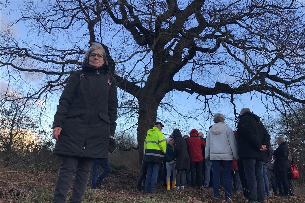 Argumente- und Wetter-Wechsel unter der alten Stieleiche nördlich der Heerstraße Angelika Kösters aus Habinghorst setzt sich für den Erhalt des Baumes ein.