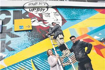 Angelika Krumat (Kunstverein Virtuell-Visuell) mit den beiden Graffiti-Künstlern David Hufschmidt (l.) und Ingo Ahlborn am Bahnhof Dorsten.
