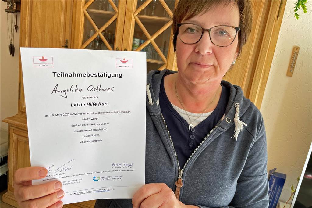 Angelika Osthues im Letzte-Hilfe-Kurs: „Der Tod macht mir keine Angst“ Angelika Osthues zeigt die Bestätigung für die Teilnahme am Kursus Letzte Hilfe.