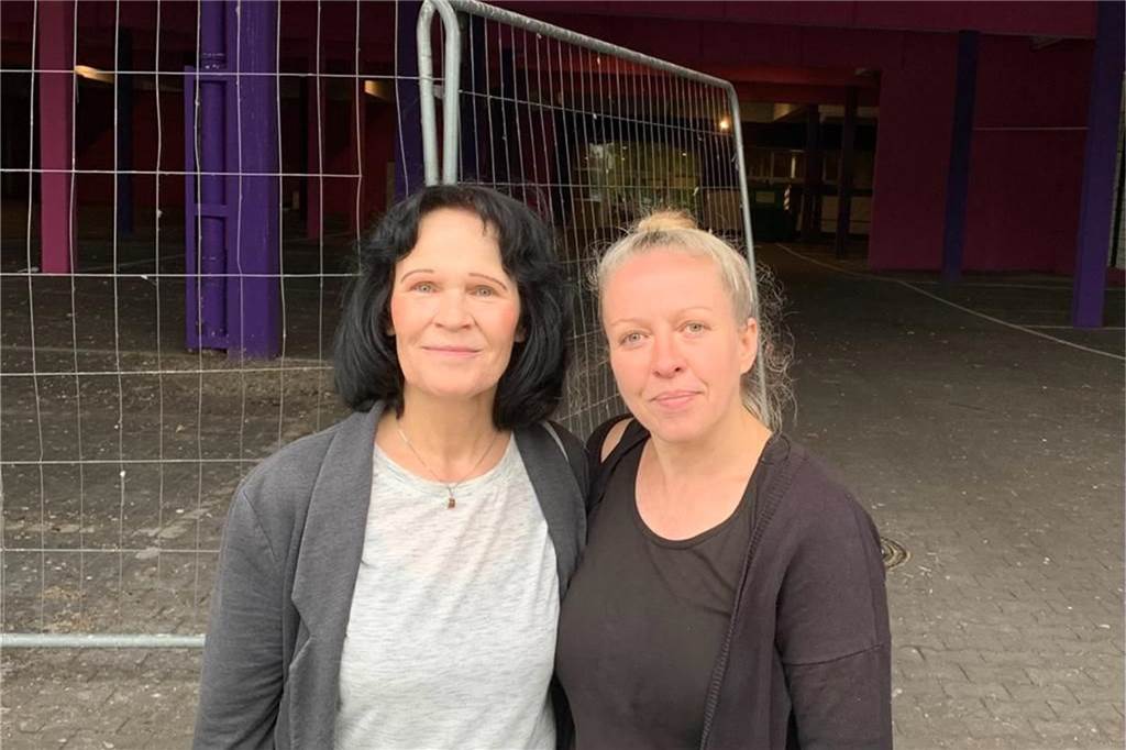 Die Taubenschützerinnen Angelika Reminszewski (l.) und Katharina Ciak vor der Parkgarage.