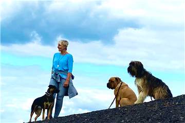 Angelika Steiner ist Expertin für die Beziehung zwischen Hund und Mensch.