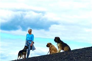 Angelika Steiner ist Expertin für die Beziehung zwischen Mensch und Hund.