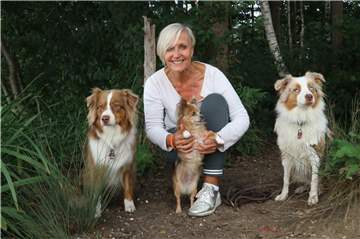 Angelika Steiner ist Expertin für eine entspannte Beziehung zwischen Mensch und Hund. 