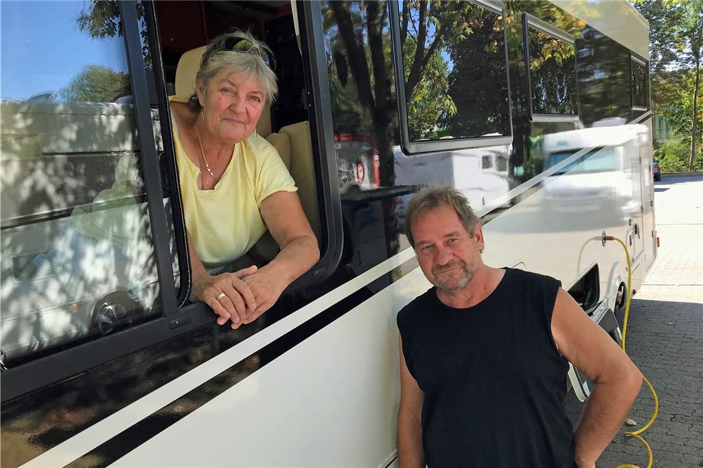Wohnmobilist über Stellplätze in Werne: „Das ist eine schlechte Visitenkarte“ Angelika und Reiner Krause vor ihrem Wohnmobil: Die beiden kommen aus Lünen - und sind ebenfalls nicht begeistert vom Platz in Werne.