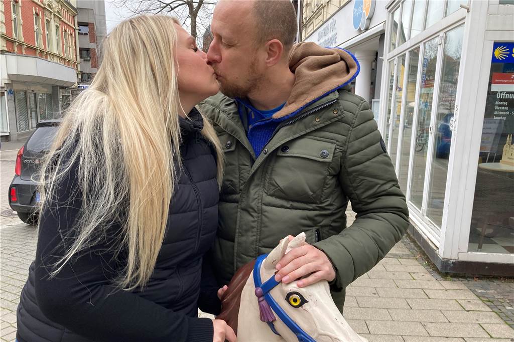 Kirmes-Poster aus Dortmund landet jetzt auf einer Hochzeitseinladung Angelina Przechomski und Thorsten Klein sind auch heute noch so verliebt wie vor sieben Jahren.