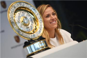 Angelique Kerber auf einer Pressekonferenz nach ihrem Wimbledon-Triumph. Foto: Marijan Murat