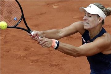 Angelique Kerber muss ihr Match am Mittwoch weiterspielen. Foto: Alessandra Tarantino/AP