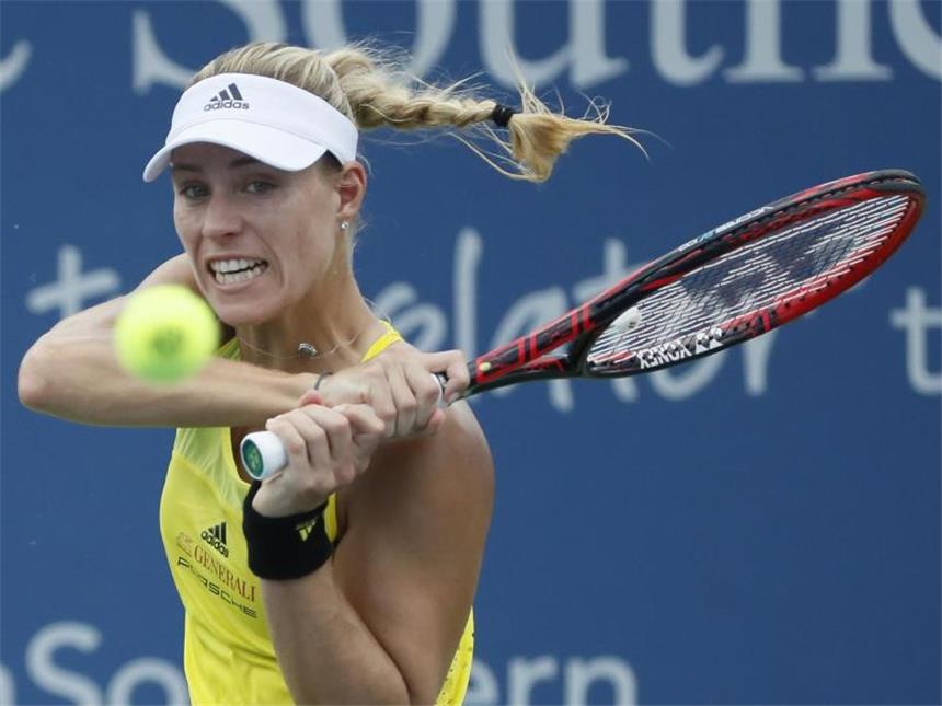 Nächstes Aus: Aber Kerber hofft noch für US Open Angelique Kerber schlägt im Match gegen Ekaterina Makarowa aus Russland eine Rückhand. Foto: John Minchillo