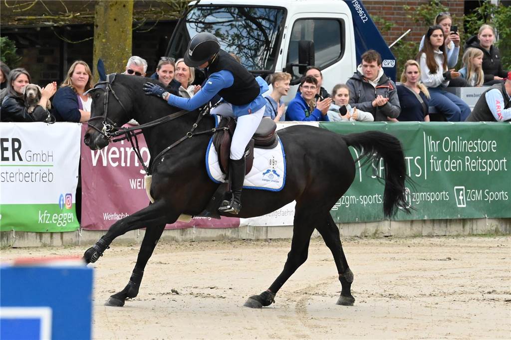 Herzschlagfinale bei den Lenklarer Reitertagen Eine Reiterin lobt ihr Pferd nach dem Springen.
