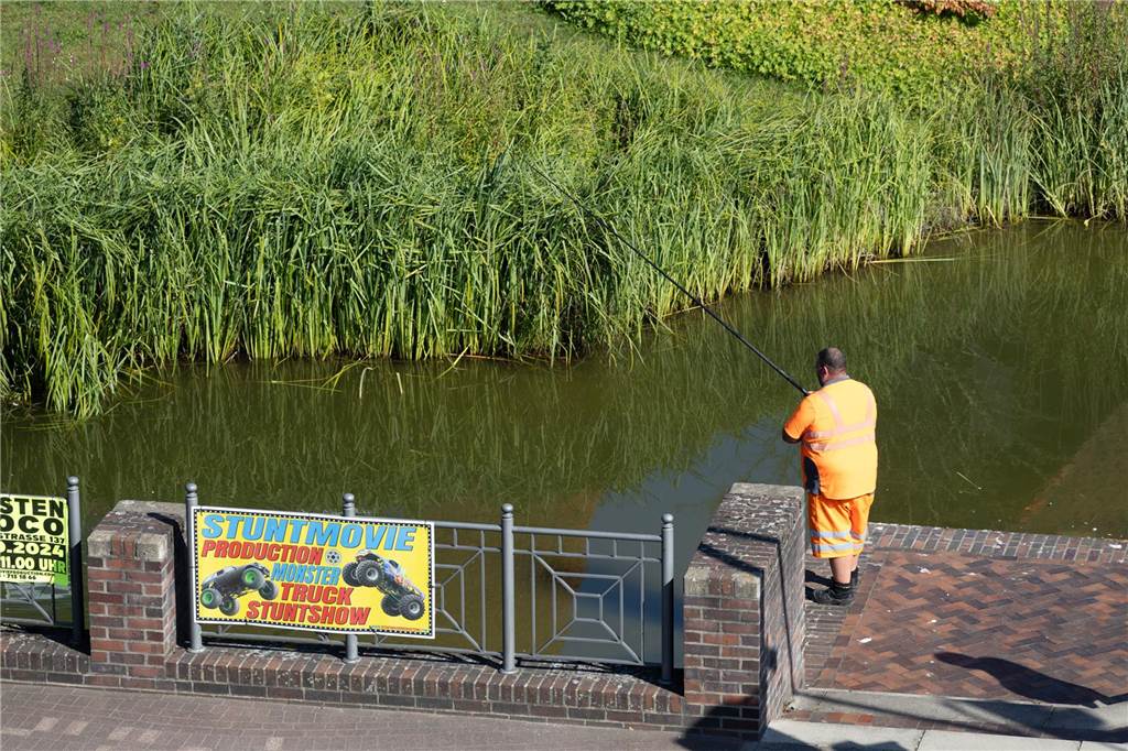 Ein Mitarbeiter des Dorstener Entsorgungsbetriebes testete mit einer Angel, in welcher Wassertiefe die Pumpe liegt.