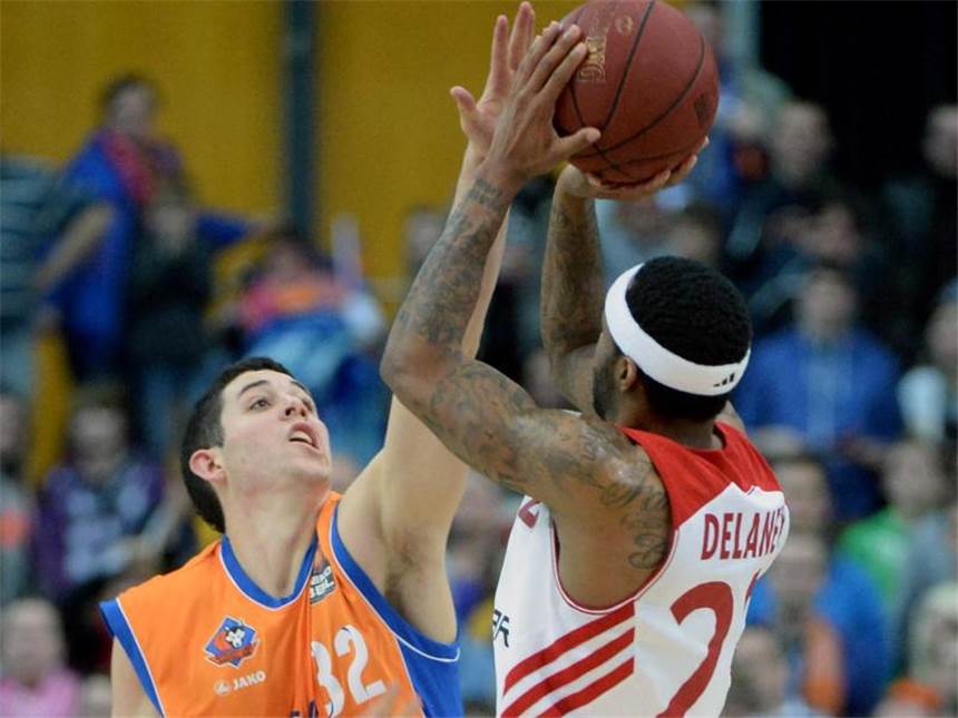 Telekom Baskets Bonn holen Caloiaro - Gaffney geht Angelo Caloiaro (l) verstärkt das Bonner Team. Foto: Hendrik Schmidt