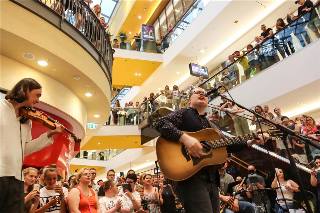 Rollerdisco in der Thier-Galerie: 80er-Jahre-Trend ist wieder da Angelo Kelly von der Kelly Family sorgte 2018 für einen riesigen Publikumsandrang in der Thier-Galerie in Dortmund.