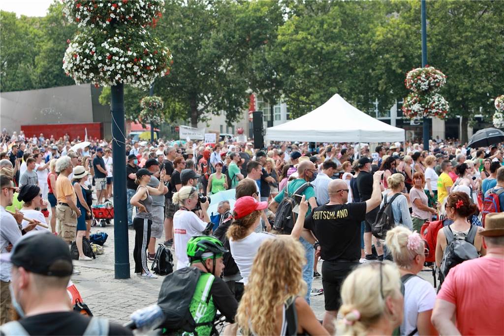 „Wir haben und hatten in Deutschland niemals eine Epidemie nationaler Tragweite“ Angemeldet zu der Demo waren eigentlich 1500 Menschen.