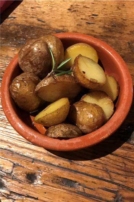 Portugiesische Grillexperten ankern in Lünen direkt an der Lippe Angenehm gewürzt: Salzkartoffeln mit Rosmarin.