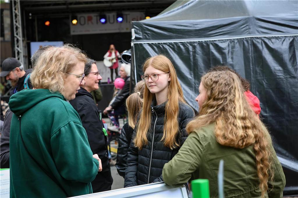 Menschen sprechen miteinander.