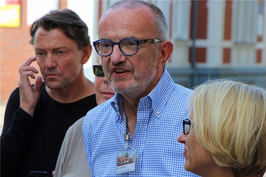 Werbung und massive Vordächer trüben den guten Eindruck Angeregte Diskussionen lieferten sich die Teilnehmer, wie hier "Stadtkümmerer" (v. l.) Wolfgang Bille, Einzelhändler Johannes Leenders und Wirtschaftsförderin Carolin Brautlecht.