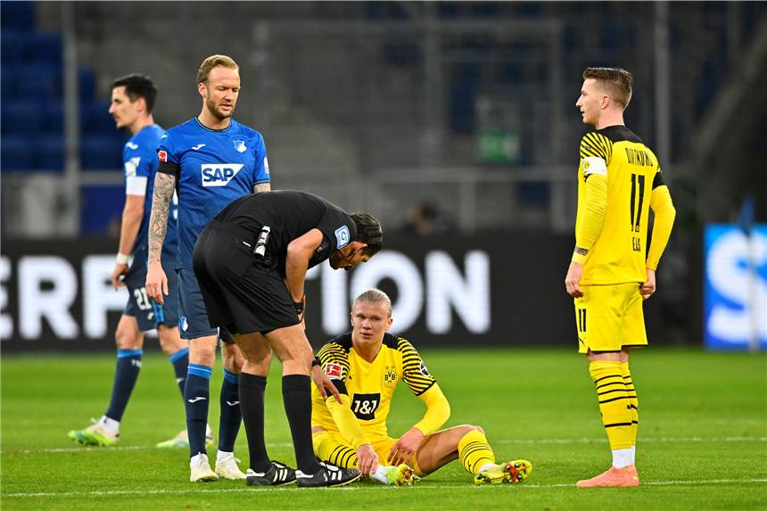 Viele Bilder: BVB zurück in Dortmund - Bangen um Erling Haaland Angeschlagen ausgewechselt: BVB-Torjäger Erling Haaland.