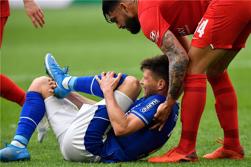 Klaas-Jan Huntelaars Einsatz fürs Schalker Spiel in Köln ist fraglich Angeschlagen: Der Einsatz von Schalkes Mittelstürmer Klaas-Jan Huntelaar (l.) am Samstag im Spiel beim 1. FC Köln ist fraglich.