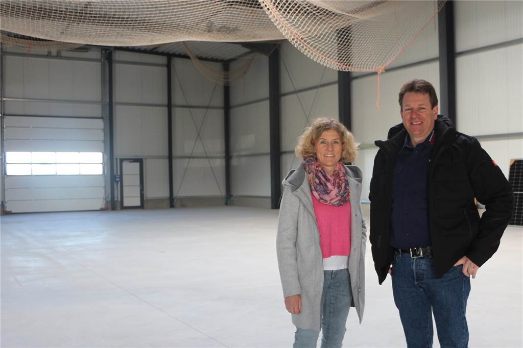 Elektrotechnik Nienhaus baut neu: Kunden können Smart Home live erleben Angeschlossen an das moderne Bürogebäude ist eine gut 450 Quadratmeter große Lagerhalle. Das gewachsene Mitarbeiterteam erhält zeitgemäße Rahmenbedingungen.