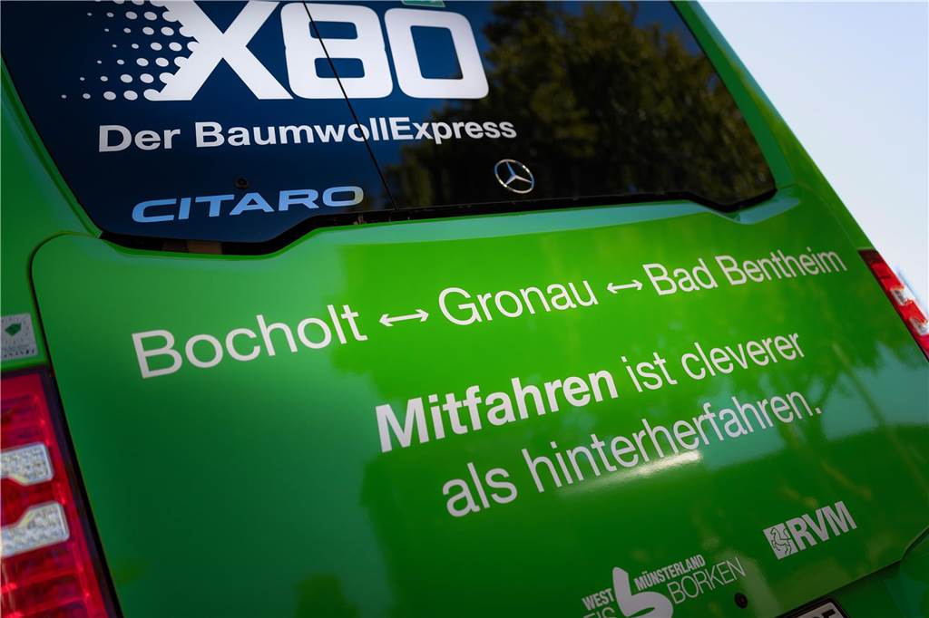 X80 Baumwollexpress an Haltestelle