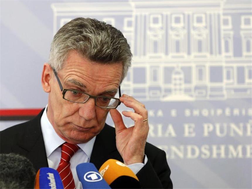 De Maizière will Familiennachzug für Syrer verbieten Angesichts der jüngsten Koalitionseinigung gebe es nun noch Gesprächsbedarf, sagt de Maizière. Foto: Armando Babani