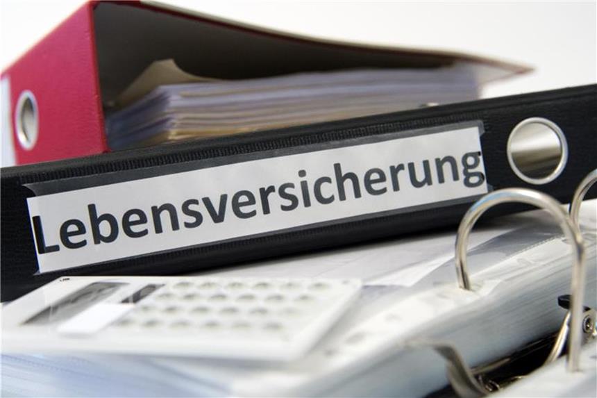 Was Garantien bei Lebensversicherungen wert sind Angesichts niedriger Zinsen, sind die Garantien für alte Lebensversicherungen für viele Unternehmen teuer geworden. Neue Verträge sind daher für Kunden oft weniger rentabel. Foto: Andrea Warnecke/dpa-tmn