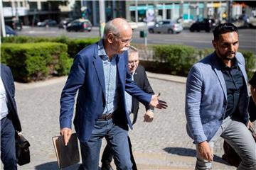 Angesichts von Abgas-Vorwürfen gegen den Autobauer Daimler ist der Vorstandsvorsitzende Dieter Zetsche erneut ins Bundesverkehrsministerium gekommen. Foto: Kay Nietfeld