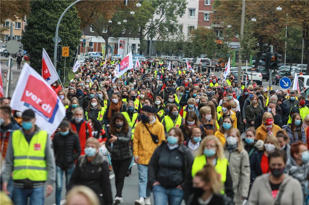Angestellte des Öffentlichen Diensts bei einem Protestmarsch anlässlich des Warnstreiks am 1. Oktober.