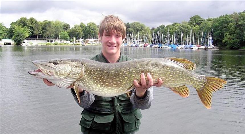 So steht's um die Halterner Fischbestände Angler Malte Mikusch mit einem Prachtexemplar von Hecht.