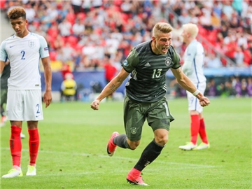 Angreifer Felix Platte jubelt mit ausgestreckten Armen nach seinem Ausgleich zum 2:2. Foto: Jan Woitas