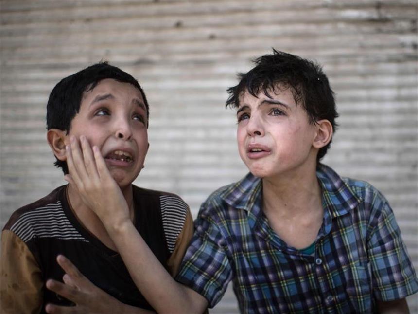 Irakische Armee kämpft weiter gegen IS nahe Mossul Angst und Verzweiflung: Zeid Ali (l.) und Hodayfa Ali trösten sich gegenseitig, nachdem ihr Haus in Mossul getroffen wurde und einstürzte. Foto: Felipe Dana