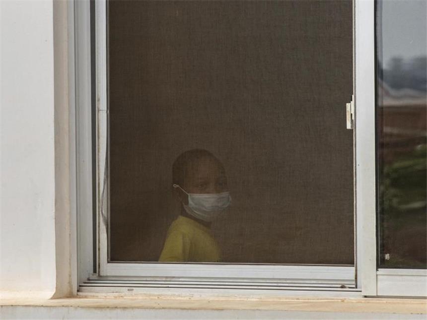 Pest-Fälle in Madagaskar innerhalb einer Woche verdoppelt Angst vor Lungenpest: Ein Kind trägt in einem Krankenhaus in Antananarivo (Madagaskar) einen Mundschutz. Foto: Alexander Joe