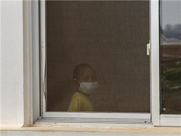 Angst vor Lungenpest: Ein Kind trägt in einem Krankenhaus in Antananarivo (Madagaskar) einen Mundschutz. Foto: Alexander Joe