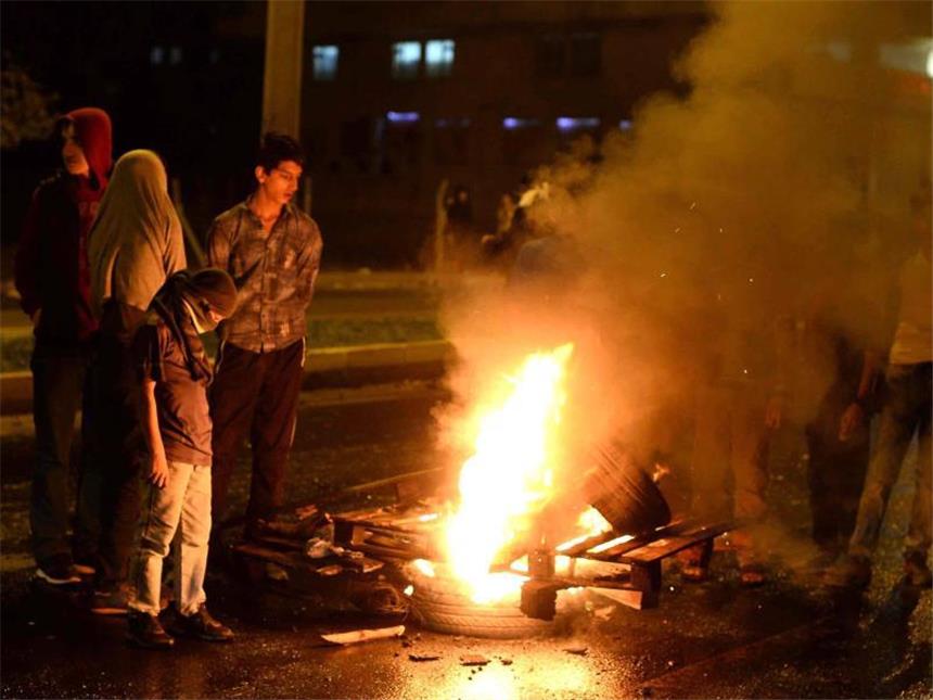 AKP will neue Verfassung und mehr Macht für Erdogan Anhänger der kurdischen Partei HDP geraten in Diyarbakir mit der Bereitschaftspolizei aneinander - kurz nachdem die Wahlergebnisse bekannt gegeben wurden. Foto: dpa