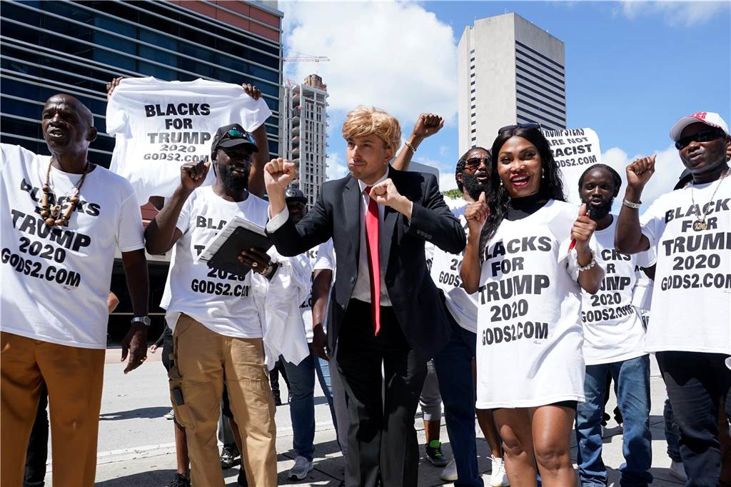 Historischer Auftritt von Trump vor Gericht in Miami Anhänger des ehemaligen US-Präsidenten Trump versammeln sich vor dem Wilkie D. Ferguson Jr. U.S. Courthouse