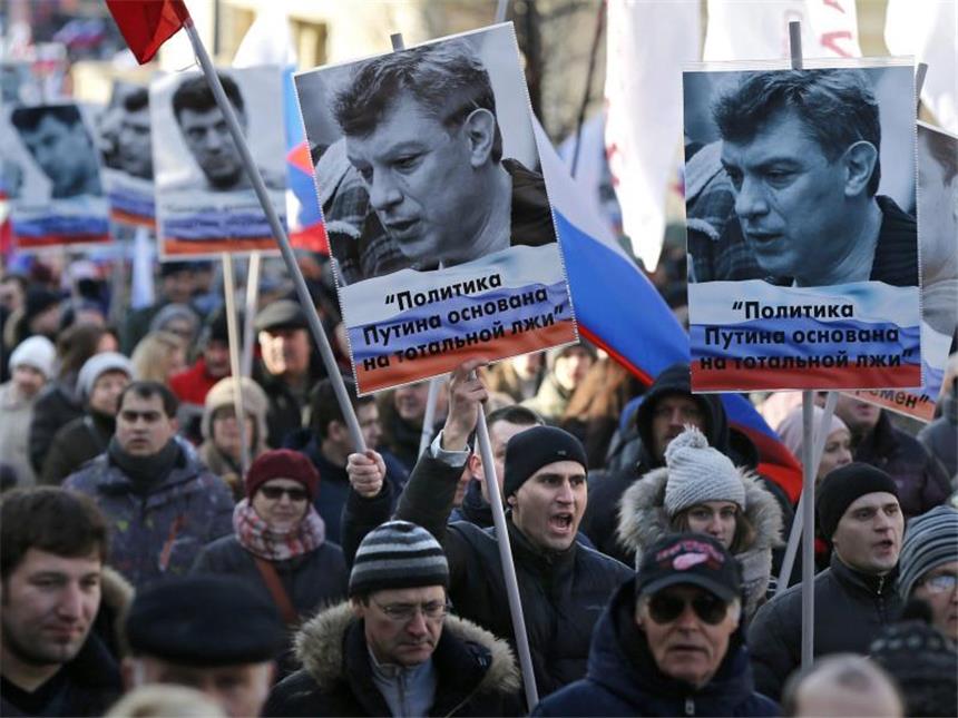Moskauer gedenken des ermordeten Kreml-Kritikers Nemzow Anhänger des ermordeten russischen Kremlkritikers Boris Nemzow marschieren durch Moskau. Foto: Yuri Kochetkov