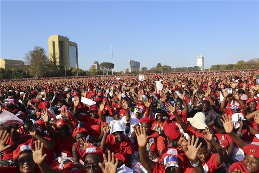 Nach der Ära Mugabe: Historische Wahl in Simbabwe Anhänger des Präsidentschaftskandidaten Chamisa der Oppositionspartei MDC bei einem Wahlkampfauftritt: Zum ersten Mal seit fast 40 Jahren wird der Name „Mugabe“ nicht mehr auf dem Wahlzettel stehen. Foto: Tsvangirayi Mukwazhi/AP