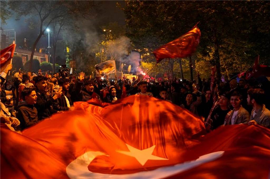Auszählung nach Präsidentenwahl in der Türkei läuft: Erste Teilergebnisse zeigen Erdogan vorne Anhänger des türkischen Präsidenten Erdogan jubeln vor dem Sitz der AKP (Partei für Gerechtigkeit und Entwicklung) in Istanbul.