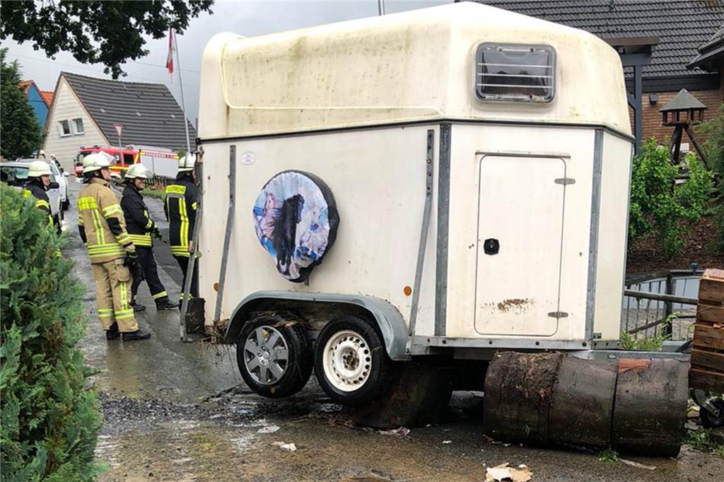 Pflegeheim evakuiert - wie Schwertes Feuerwehr in Fröndenberg half Anhänger und Autos hatte es oft weit die Straße herunter gespült.