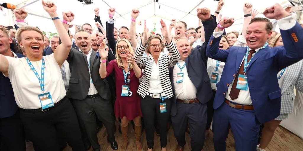 Josef Hovenjürgen gewinnt den Wahlkreis 71: „Das ist ein schöner Abend!“ Anhänger und Mandatsträger der CDU wie Josef Hovenjürgen (v., 2.v.r.) jubeln bei der CDU-Wahlparty nach der Bekanntgabe der ersten Wahlprognose um 18 Uhr.