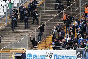 Anhänger von Darmstadt 98 versuchen beim Spiel gegen Holstein Kiel in den Gäste-Block zu gelangen. Foto: Hasan Bratic